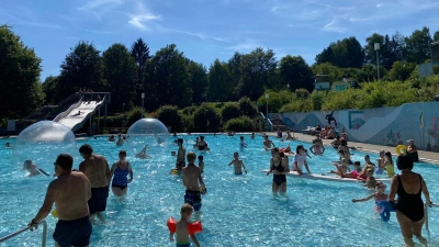 Wasserlaufbälle und Surfbretter beim Kinderferienprogramm im Freibad Pleystein  (Bild: Hannah Weig)