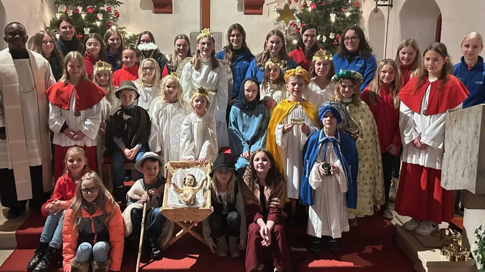 Die jüngsten Mitglieder der Kirchengemeinde zeigten das Krippenspiel in der Herz-Jesu-Pfarrkirche in Immenreuth. (Bild: Roman Melzner/exb)