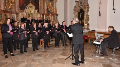 Gemischter Chor Hahnbach, Chorleiter Andreas Hubmann und Wolfgang Rau am Piano. (Bild: Reiner Weber)