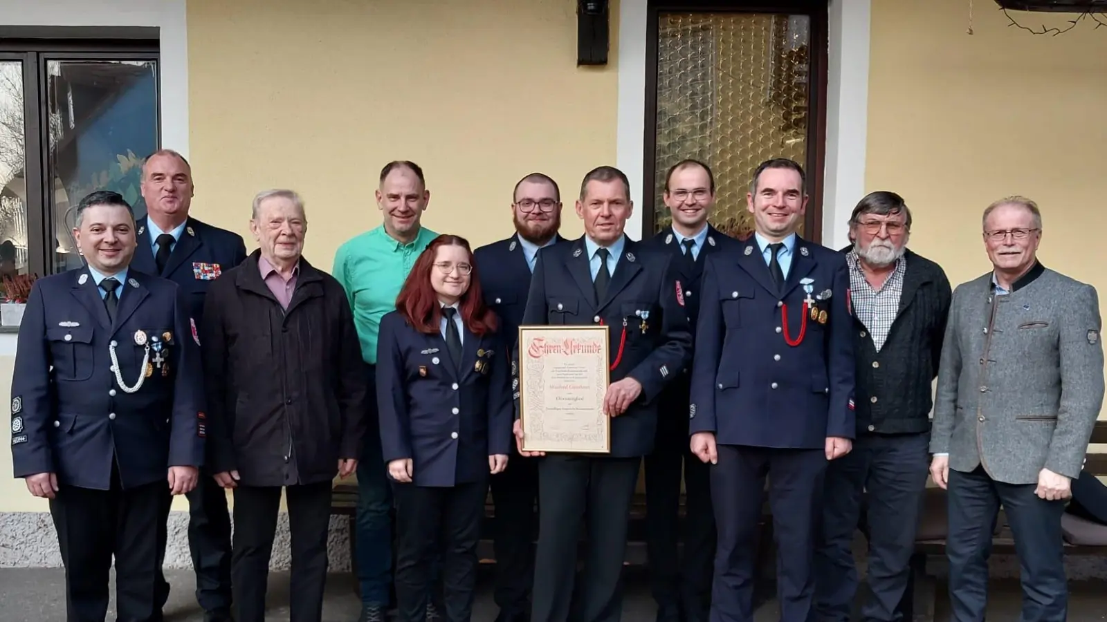 Geehrten für Vereinszugehörigkeit, von links: Kommandant Stefan Kreuzer, KBI Wolfgang Wedlich, Leopold Graßold, Otto Hofmann, Alexandra Titz, Aaron Hofmann, Manfred Günthner, Thomas Pflaum, Vorstand Sven Jäger, Johann Kreuzer und Bürgermeister Max Bindl. (Bild: Philipp Sölch)