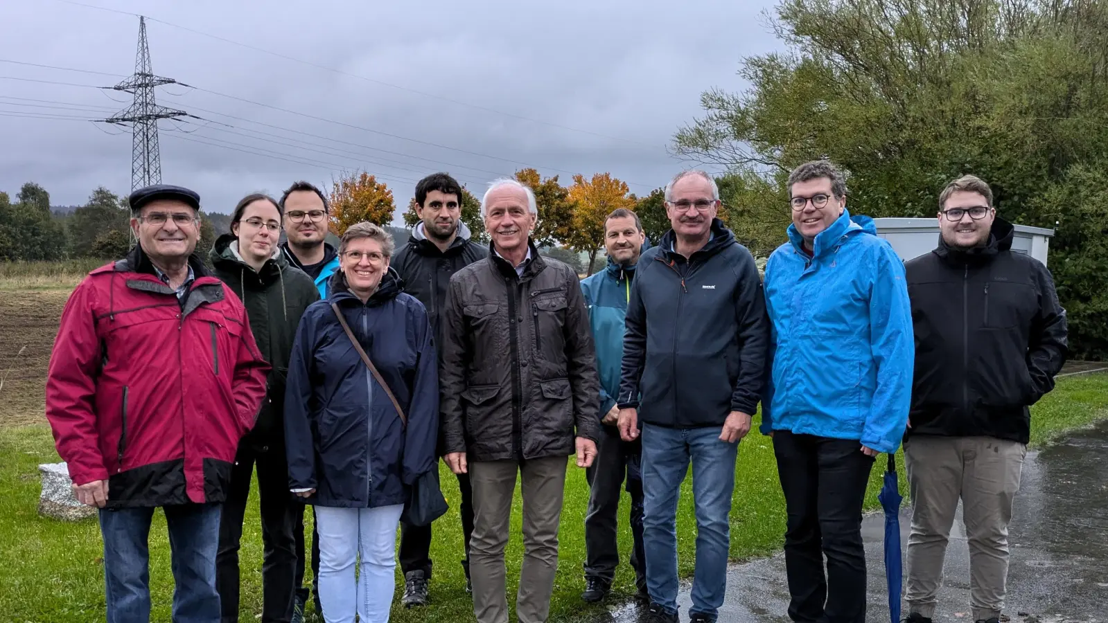 Die Vorstandschaft der Teilnehmergemeinschaft freut sich über den Erfolg der Streuobstaktion und der neuen Gestaltungsfibel. Hier vor dem neu errichteten Buswartehäuschen in Weihermühle.  (Bild: Alina Fabian)