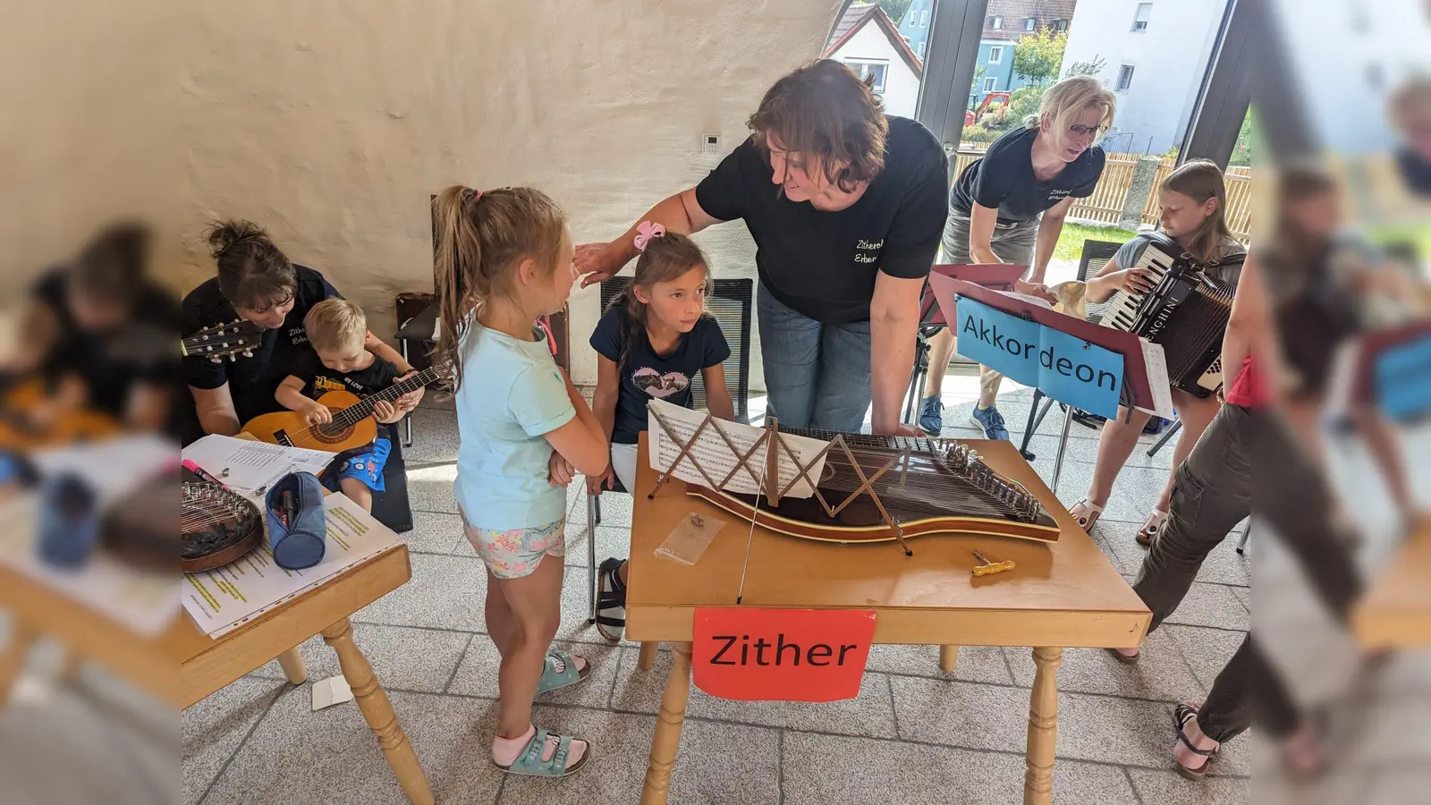 Unter Anleitung durften die Mädchen und Buben Zither, Gitarre, Akkordeon und Hackbrett selber ausprobieren. (Bild: Heidi Banzer)