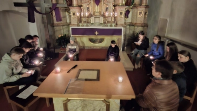 Ministranten und Mesnerin um das große Fastenkreuz versammelt. (Bild: Stephanie Lederer)
