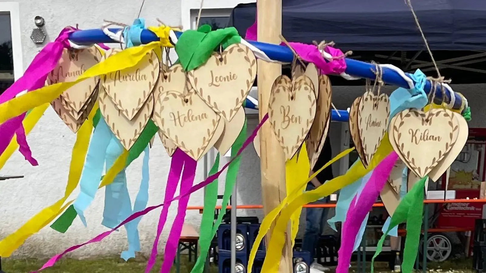 Herzen mit den Namen der Kinder schmückten den Maibaum beim Maifest der BRK-Kindertagesstätte Weiherhammer. (Bild: Maria Camp)