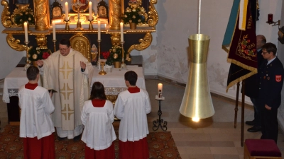 Pfarrer Udo Klösel hielt den Festgottesdienst zum Patrozinium der Dorfkirche Burgtreswitz. (Bild: Peter Garreiss)