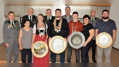 Die neuen Würdenträger Ritter Richard Neumüller, Zofe Anneliese Übler, 2.Gauschützenmeister Dietmar Bayer,Schützemliesl Irmgard Faderl, Schützenmeister Werner Grünthaler König Thorsten Kellner, Bürgermeister Peter Achatzi Jugendkönig Leonard Pleier,Zofe Sandra Übler 2.Schützemeister Markus Siegert und Pistolengewinner Markus Huber (Bild: Erwin Kolb)