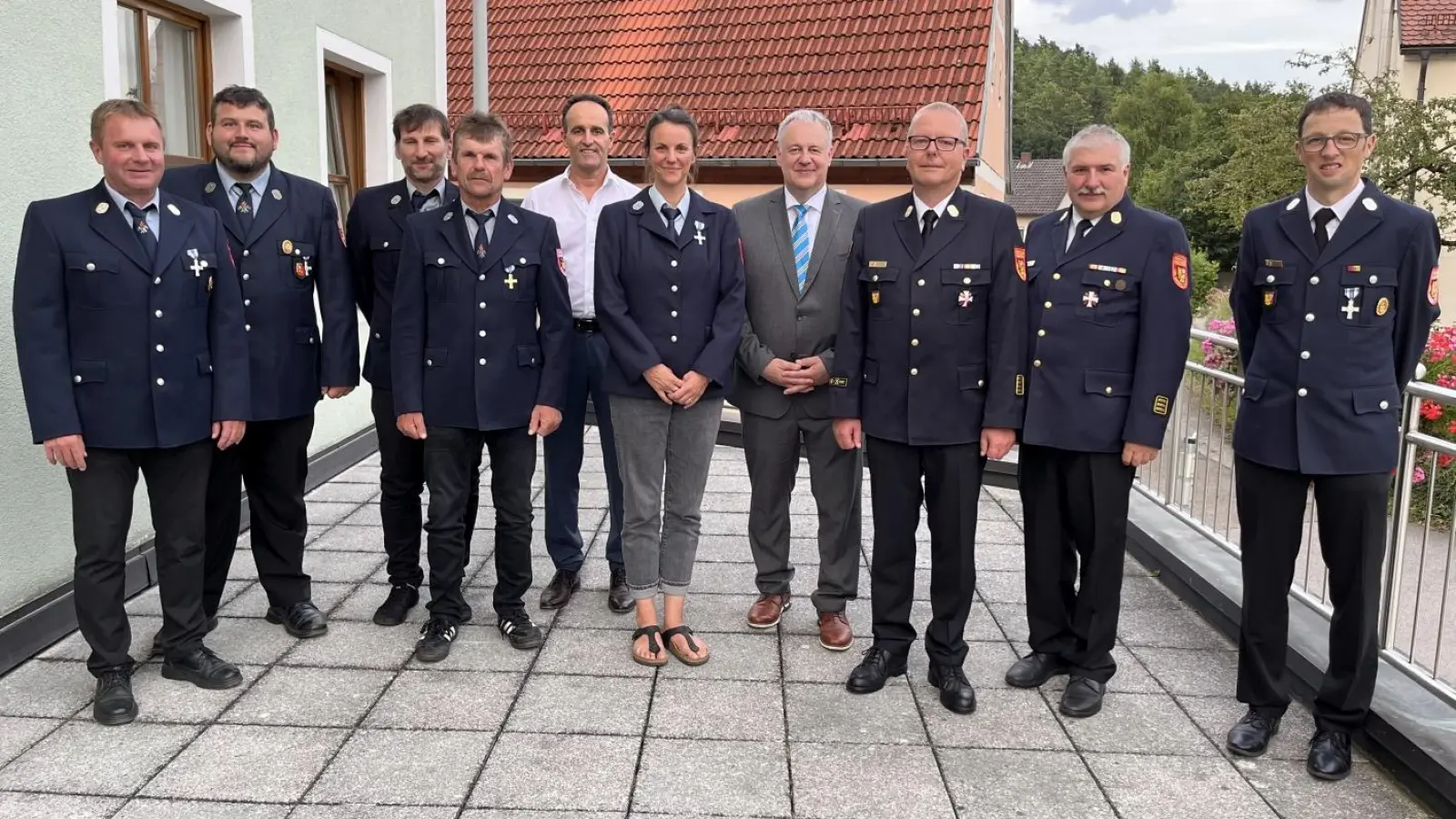 Landrat Richard Reisinger und Kreisbrandrat Christof Strobl (7. u. 8.v.li.) händigten an die Feuerwehrmänner und die Feuerwehrfrau aus Weißenberg das Ehrenzeichen in Gold und Silber aus. (Bild: Christine Hollederer)