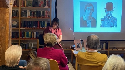 Autorin Dr. Eva Steinherr liest aus Lebensgeschichte ihrer Großeltern. (Bild: Inge Frank)