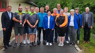 Teilnehmer des Stadtpokals mit Bürgermeister Stefan Grillmeier und Stadtverbandsvorsitzenden Peter Haibach (Bild: Tobias Kerst)