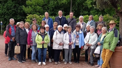 Die Teilnehmer des Ausfluges zur Landesgartenschau nach Furth im Wald mit Kaplan Johannes Spindler (hintere Reihe, Dritter von links) (Bild: Christa Rank)