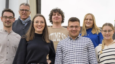 Sebastian Wiedemann und Franz Stahl (von links) mit dem neu gewählten Vorstand des Jugendrates Lena Mayerhöfer, Simon Häring, Lukas Üblacker, Verena Müller und Julia Burkhard.  (Bild: Stadt Tirschenreuth/exb)