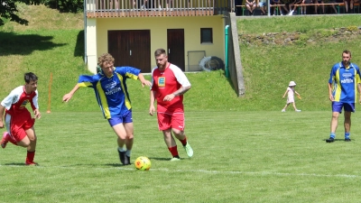 Im Finalspiel der Wilden Liga setzte sich der SV Diepoltsried erst im Elfemterschießen gegen den FC Thanstein durch. (Bild: Matthias Niebauer )