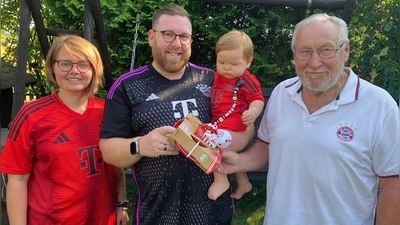 Milo Antelmann bekommt von Johann Steinkohl (rechts) sein Antrittsgeschenk überreicht. (Bild: Gerald Sacher)