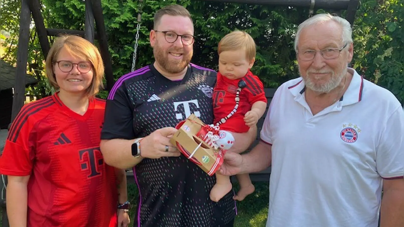 Milo Antelmann bekommt von Johann Steinkohl (rechts) sein Antrittsgeschenk überreicht. (Bild: Gerald Sacher)