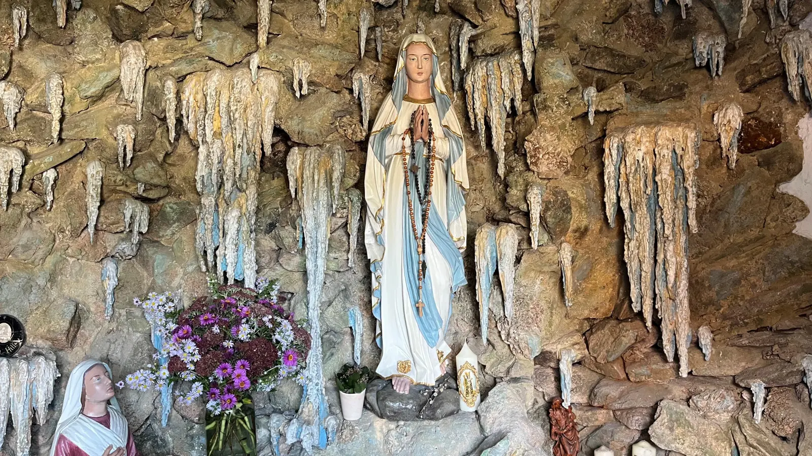 Die Lourdesgrotte unter der Nikolauskirche Unterauerbach ist am 27. Oktober das Ziel einer Lichterprozession mit Lourdesgesängen, zu der alle Interessenten eingeladen sind. (Bild: Anton Grabinger)