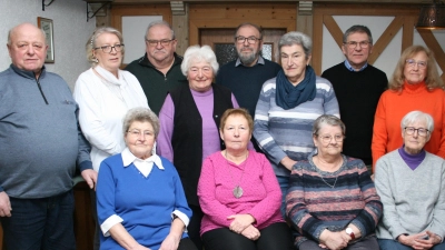 Der neue Vorstand der Seniorenvereinigung, mit Erstem Vorsitzenden Erwin Bächer (hinten links) und Zweiter Vorsitzender Zita Schuster (hinten rechts), Schriftführerin Erika Stock (links vorne) , Kassiererin Lucia Schmidt (stehend, Dritte von rechts), Beisitzern und Kassenprüfern und Bürgermeister Oskar Schuster (hinten, Zweiter von rechts).  (Bild: Klaus Peter Rohrer/exb)