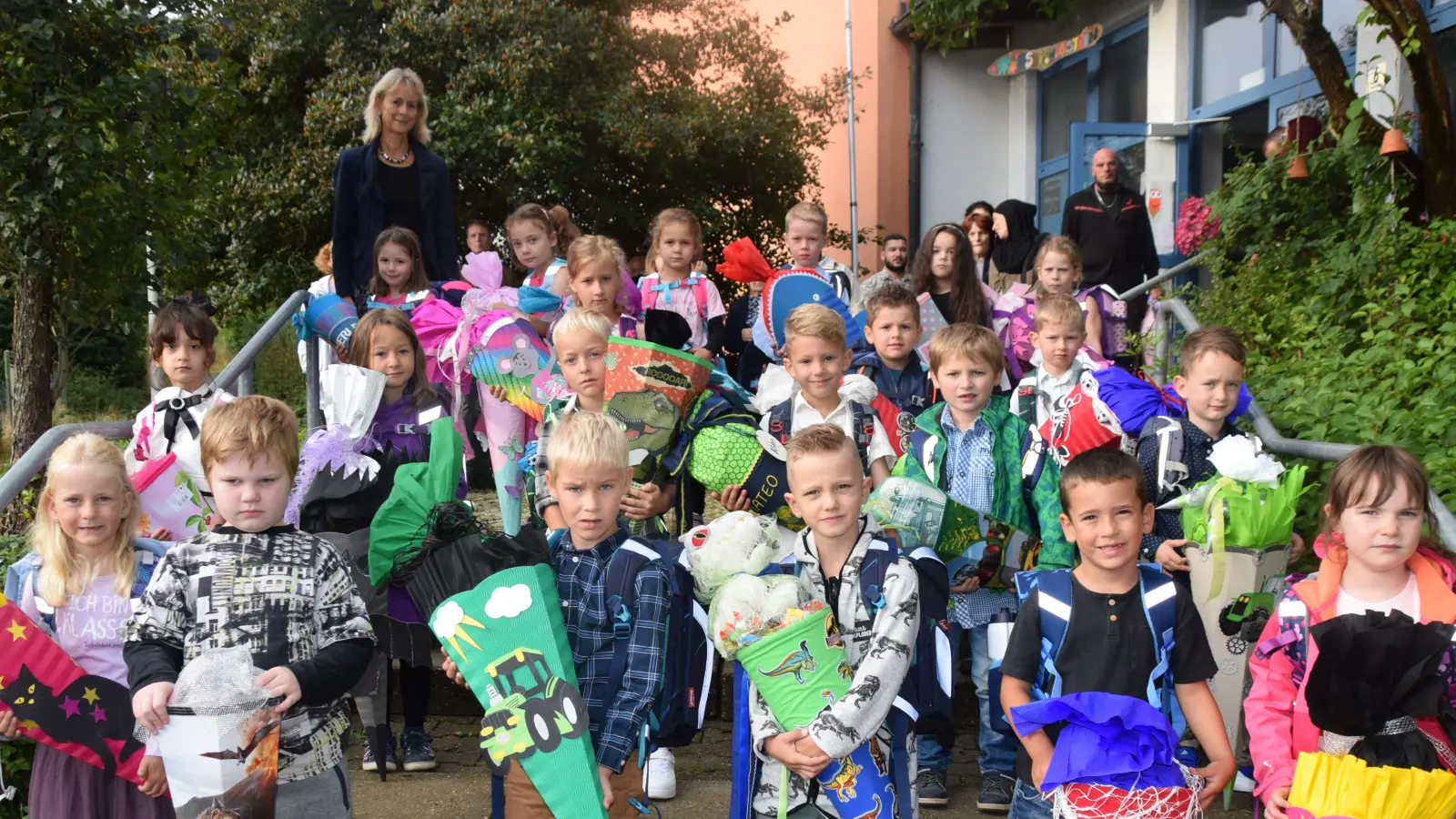 Stolz zeigen die Erstklässler ihre Schultüten.  (Bild: Heidi Kurz)