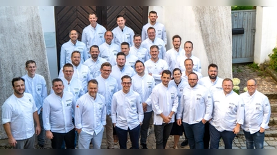 die 30 Sternenköche aus Deutschland bei ihrer Sommertagung im Landhotel Weißes Ross in Illschwang, mit Gastgeber Christian Fleischmann (unten links). (Bild: k1 agentur)