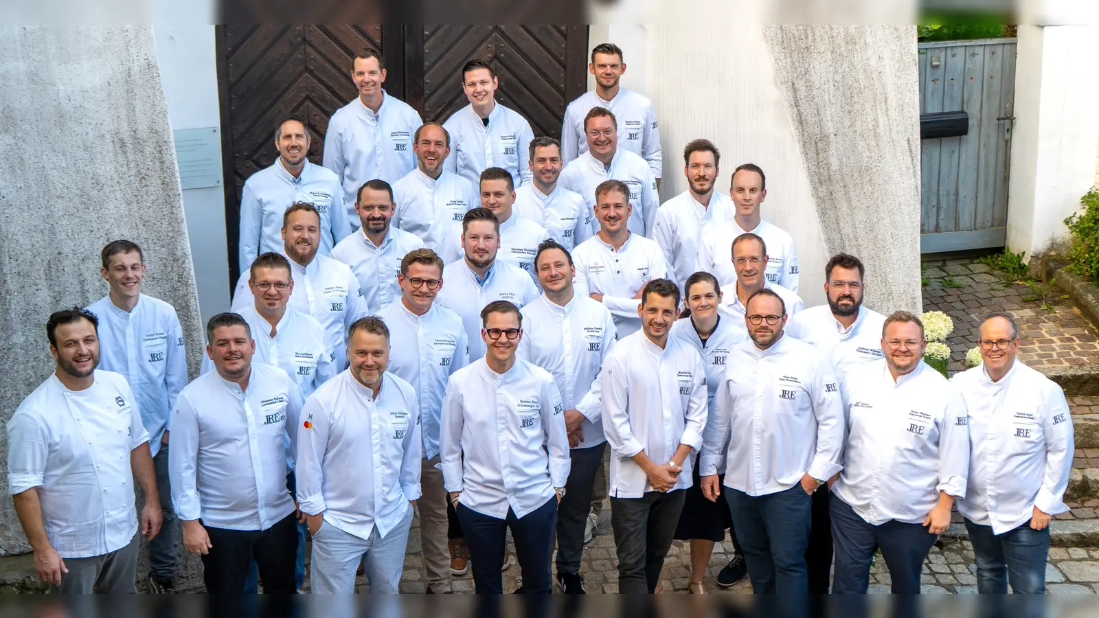 die 30 Sternenköche aus Deutschland bei ihrer Sommertagung im Landhotel Weißes Ross in Illschwang, mit Gastgeber Christian Fleischmann (unten links). (Bild: k1 agentur)