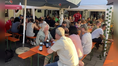 Besucher genießen lockere Atmosphäre auf dem Weinfest  (Bild: Carmen Pepiuk )