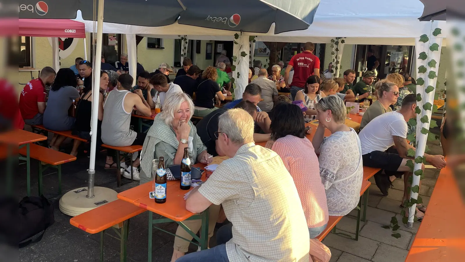 Besucher genießen lockere Atmosphäre auf dem Weinfest  (Bild: Carmen Pepiuk )