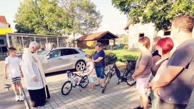 Pfarrer Erwin Bauer segnete auch das Kinderfahrrad der 5-jährige Leni Deutsch und das Rad von Uroma Christa Bulla.<br> (Bild: Karl Ziegler)