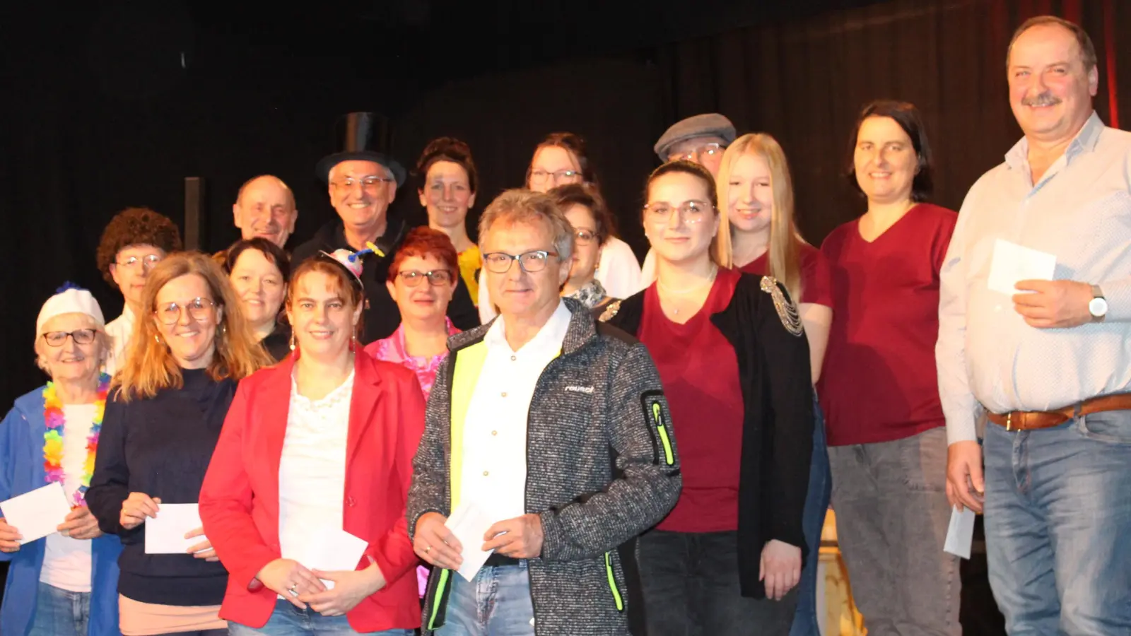 Die Vertreter der gemeinnützigen Organisationen bedanken sich bei der Spendenübergabe bei den Mitwirkenden der Theatergruppe Tiefenbach und Vorsitzendem Ludwig Prögler. (Bild: Scherr/exb)