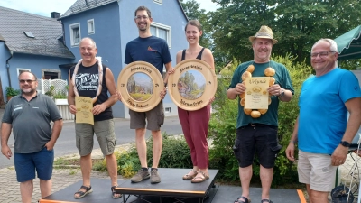 Auf dem Bild Bürgerkönige von links nach rechts: 1. Vorstand Andreas Michl, Klaus Filbinger, Franz Rickauer, Jolanda Erken, Thomas Sticht und 1. Bürgermeister Hubert Kraus. <br> (Bild: Josef Maschauer)