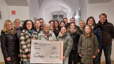 Große Freude herrschte bei der Spendenübergabe an Frau Dr. Schraml (Bildmitte) für ihre Aktion Feuerkinder. Chorleiterin Michaela Burger (zweite von rechts) und einige Mitglieder des Chors „Grazie A Dio” übergaben den symbolischen Scheck i.H.v. 2.000 Euro. (Bild: Michaela Teubner)