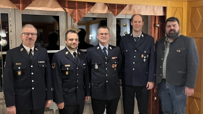 KBM Wiesent, KBI Iberer, stellvertretender Kommandant Michael Gebhardt, Kommandant Alexander Luber, Bürgermeister Stefan Frank. (Bild: Jürgen Leißner)