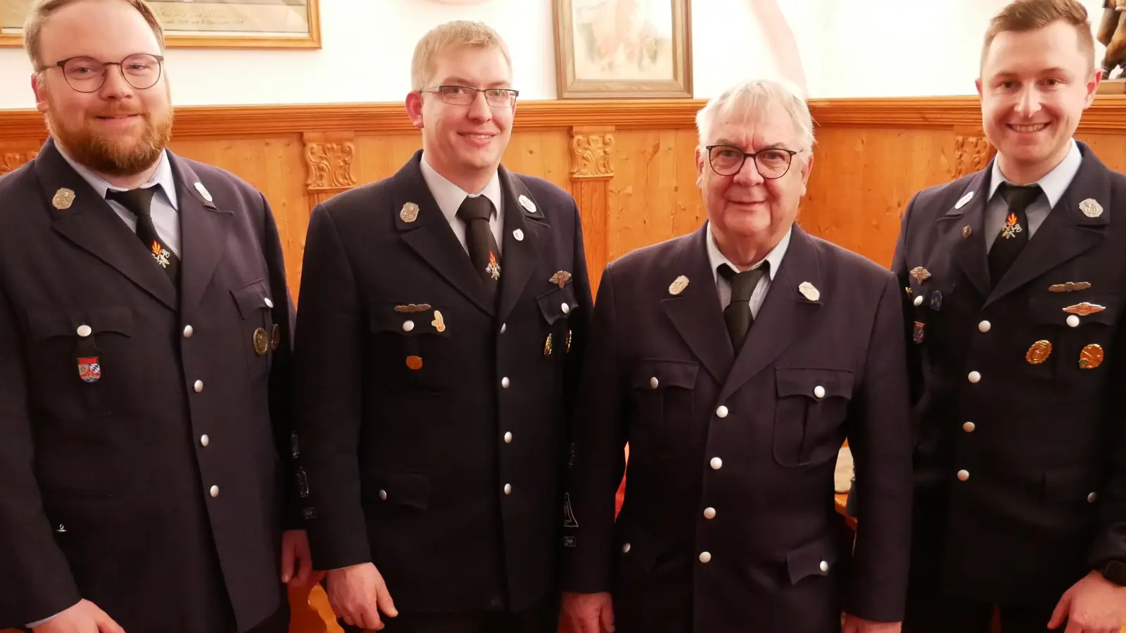 Wechsel an Spitze der Feuerwehr Waldsassen: Michael Fortelny (Zweiter von links) folgt auf seinen Vater Dr. Wolfgang Fortelny (Zweiter von rechts). Die beiden stellvertretenden Vorsitzenden René Friedrich (rechts) und Sebastian Koch (links) gratulierten.<br> (Bild: Florian Müller/exb)