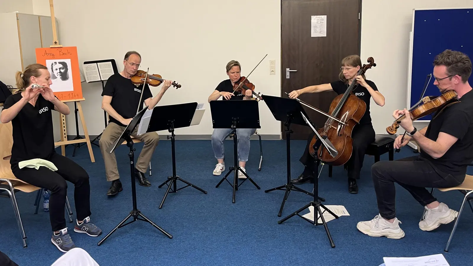 Von links: Ivanna Ternay (Querflöte), Michael Friedrich (Violine), Karin Löffler (Violine), Uta Zenke-Vogelmann (Violoncello), Benedict Hames (Bratsche) sprachen und musizierten mit Sophie-Scholl-Realschülerinnen. (Bild: Andrea Hetschger/exb)