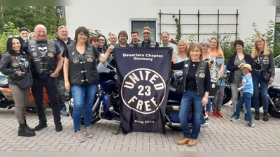 Eine große Überraschung hatten die Harley Fahrer aus Marktredwitz für das SOS Kinderdorf im Gepäck.  (Bild: Michael Meier)