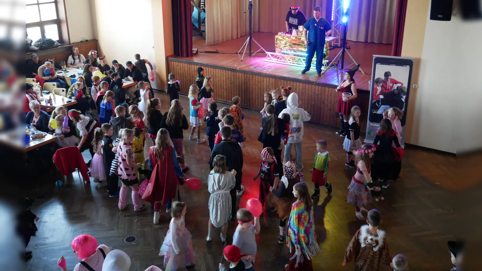 Gemeinsam mit dem Jugendrotkreuz sorgte „DJ Urbi” für Stimmung beim Kinderfasching des BRK in Waldsassen. (Bild: Florian Müller)