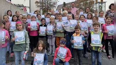 Die fleißigen Leserinnen und Leser der Ferienaktion mit den Organisatoren Gertraud Gietl und Johannes Klug.  (Bild: Gertraud Gietl)