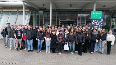 Besuch der Q12 des Stiftland-Gymnasiums an der Uni Bayreuth. (Bild: Hans-Jürgen Schmelzer)