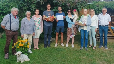 v.l. Familie Petrik (Bernhard Petrik, Rita Petrik, Diana Petrik) Familie Witt (Pascal Witt, Adrian Witt, Sandra Witt, Karlotta Witt, Elke Witt) Tourist-Info Leiterin Melanie Höfer, Bürgermeister Oskar Schuster  (Bild: Melanie Höfer)