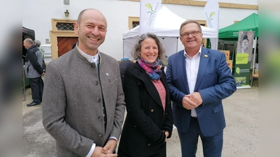 Eröffneten gemeinsam den Erntedankmarkt im Kloster Ensdorf: der Ensdorfer Bürgermeister Hans Ram, die Leiterin der Umweltstation, Anita Pedall, und der Schirmherr des Marktes, Bezirksrrat Martin Preuß (v.l.) (Bild: Jürgen Zach)