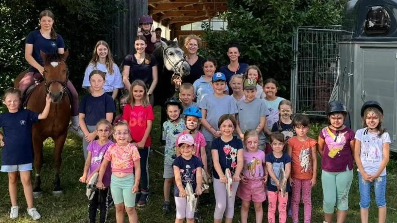 Einen Nachmittag „rund ums Pferd” erlebten die Kinder beim Ferienprogramm.  (Bild: Jessica Winklmann)