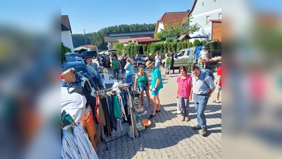 Der Flohmarkt ist gut besucht und viele Teile finden ein neues zuhause (Bild: Peter Ostermann)