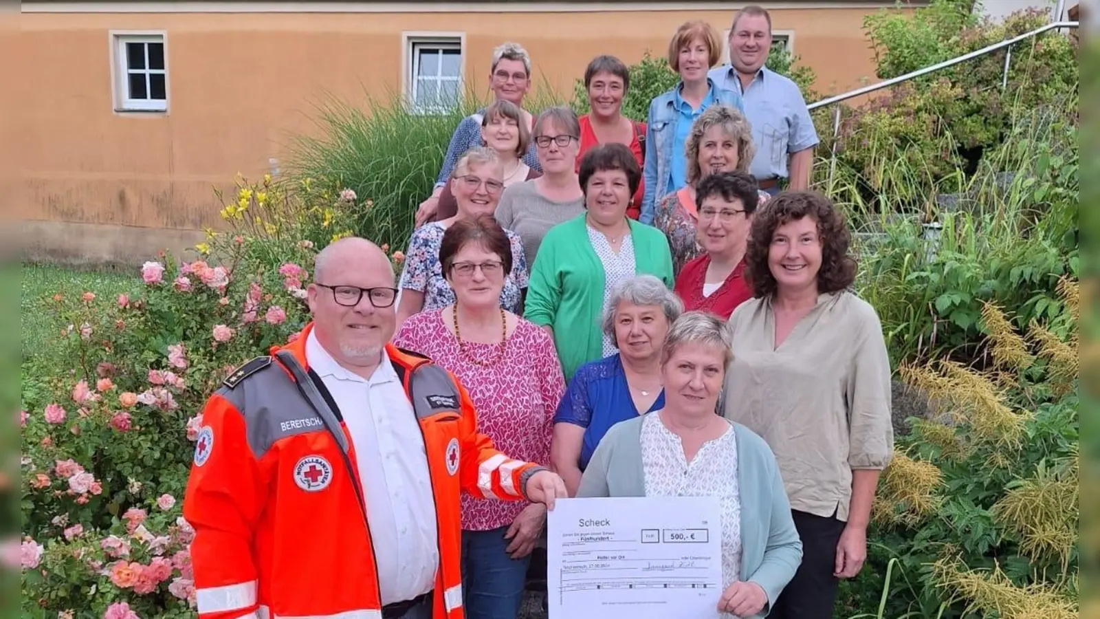 Kreisbäuerin Irmgard Zintl (vorne rechts) übergibt BRK-Kreisbereitschaftsleiter Christian Stahl (vorne links) einen Spendencheck über 500 Euro für die Helfer vor Ort. Mit im Bild die an der Aktion beteiligten Ortsbäuerinnen und Helfer. (Bild: Nina Stahl/exb)