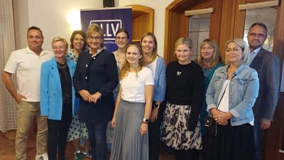 die neue Vorstandschaft mit den drei Vorsitzenden Markus Gleißner, Michaela Bergmann, Christine Schüller und der Landesvorsitzenden Simone Fleischmann vl (Bild: Josef Popp)