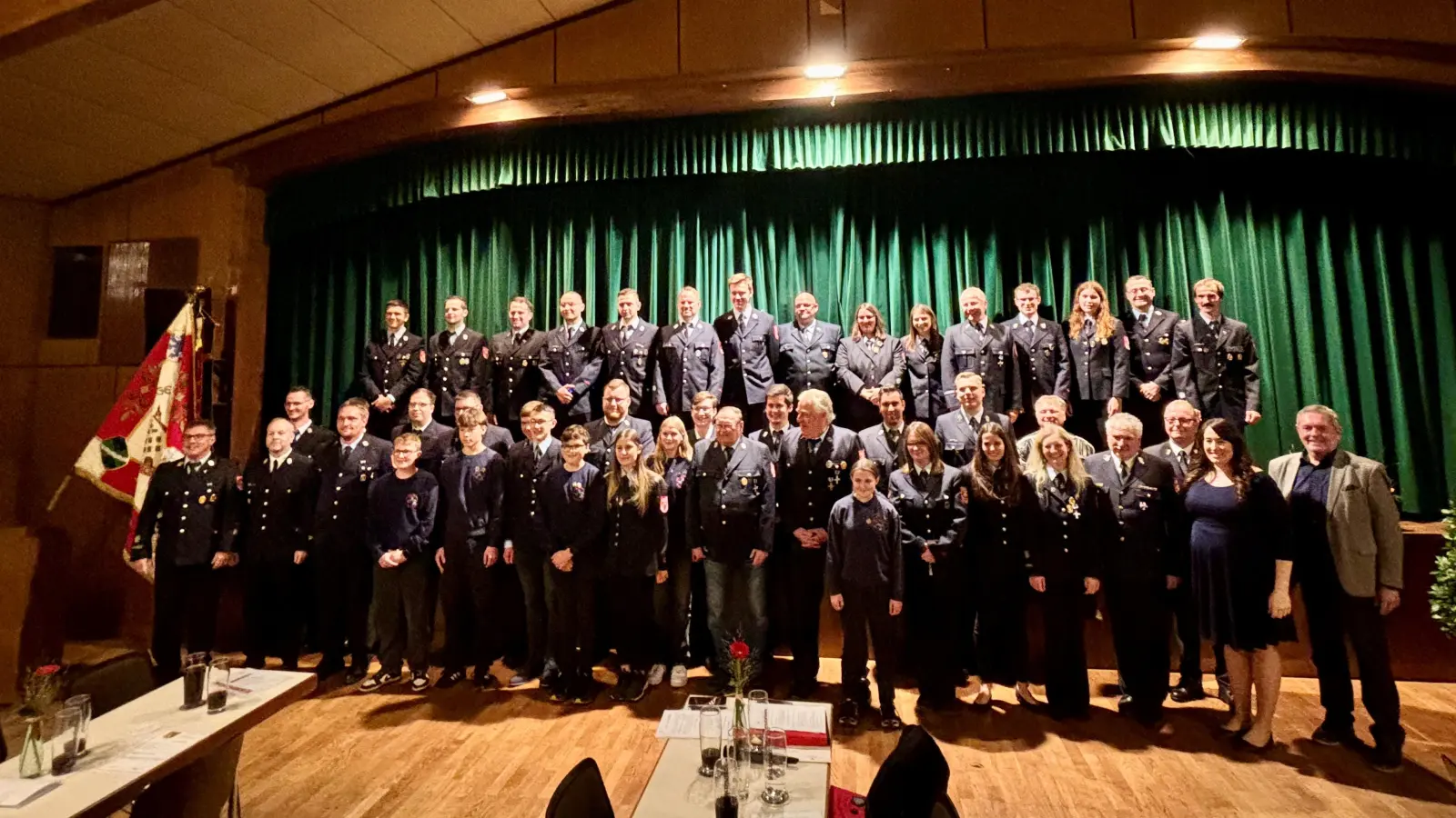 Die Geehrten der Feuerwehr Auerbach mit Bürgermeister Joachim Neuß, Kreisbrandrat Christof Strobl und Kreisbrandinspektor Hans Sperber. (Bild: Jürgen Leißner)