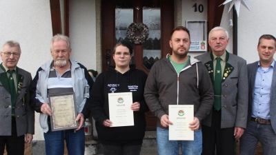 Bürgermeister Wolfgang Söllner (von rechts) und Vorsitzender Reinhold Schraml sowie Josef Bauer (von links) dankten den Geehrten Norbert Henschel, Nicole Wartinger und Thomas Plannerer. (Bild: soj/exb)