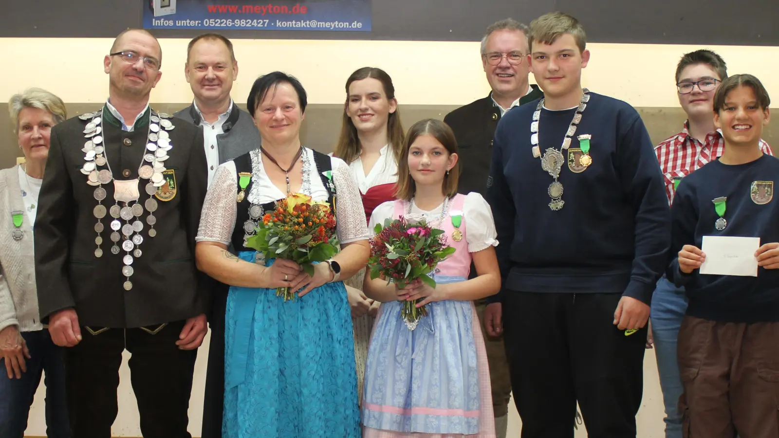 Die neuen Würdenträger der Burgschützen Ebermannsdorf (hinten , von links): Zweites Burgfräulein Johanna Schill, Erster Ritter und Bürgermeister Erich Meidinger, Erstes Burgfräulein Nathalie Kryschak, Zweiter Ritter Thomas Kryschak und Zweiter Jugendritter Lukas Weigert; vorn (von links): König Mathias Scheeler, Liesl Ruth Kryschak, Jugendliesl Johanna Müller, Jugendkönig Felix Scheeler und Erster Jugendritter Leo Auer. (Bild: wec)