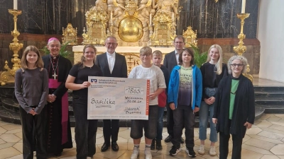 Pfarrer Dr. Thomas Vogl, Erzbischof Ludwig Schick, Gertrud Hankl und einige vom Schauspiel- und Gesangsensemble (Bild: Gertrud Hankl)