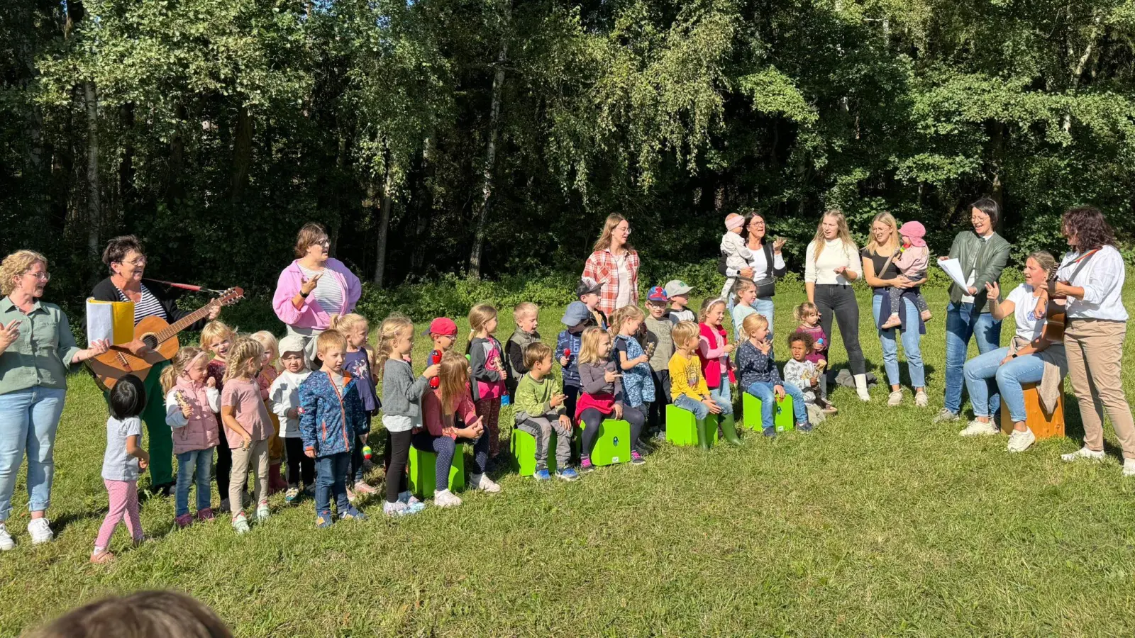 Musikalische wurden die neuen Familien des Kindergartens bei einem Kennenlernfest im Wald begrüßt.  (Bild: Michael Müller)