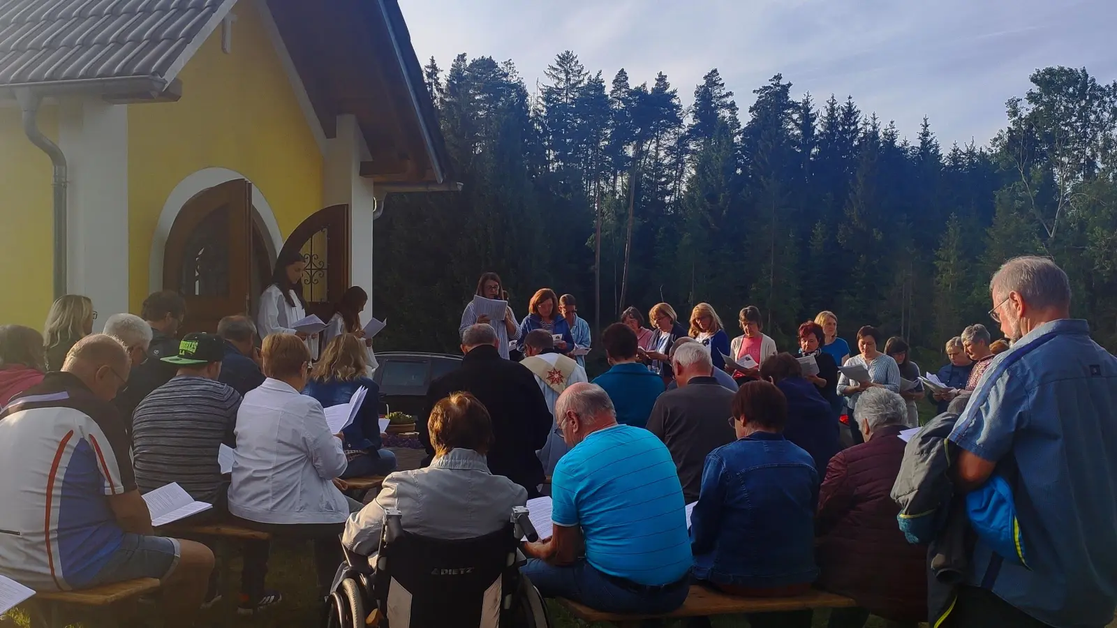 Das zehnjährige Bestehen der Ries-Kapelle am Kesselweg bei Beidl feierte das Katholische Landvolk mit einer Maiandacht. (Bild: Wolfgang Jäger/exb)