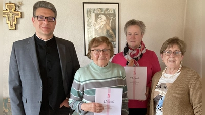 Pfarrer Michael Jakob (links.) und Vorsitzende Hermine Knauer (rechts) gratulierten Maria Nagler (Zweite von links) für 50 Jahre und Maria Losch für 25 Jahre Mitgliedschaft. Heinrich Nagler konnte aus gesundheitlichen Gründen an der Ehrung nicht teilnehmen. (Bild: hae)