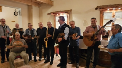 Sie sorgten beim Musikantenstammtisch wieder für Stimmung (vorne, sitzend) Dieter Paulus sowie (dahinter, von links) Herbert Storek, Helmut Jilg, Rainer Marquardt, Theo Helgert, Willi Prechtl, Erwin Hornauer, Wolfgang Pülhorn, Werner Meier und Werner Ponnath. (Bild: B. Hecht/exb)